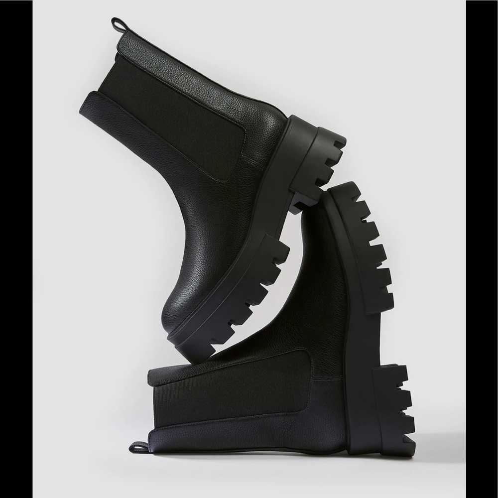 NWOB Pull&Bear Chelsea boots with track soles